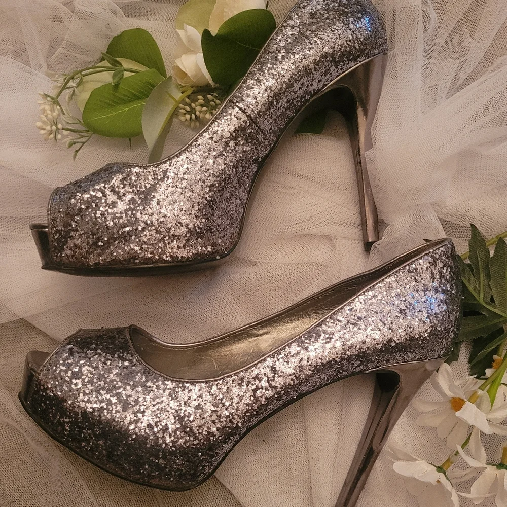 4/$25  GUESS Silver Glitter Heels Used - Picture 6 of 14